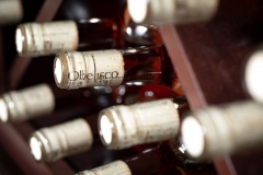 obelisco-cabernet-rose-wine-neck