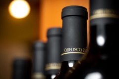 obelisco-red-wine-neck